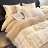 Conjunto de Cama Quatro Peças em Lã de Leite com Relevo Francês Outono e Inverno Jacquard Floral em Relevo Retrô Veludo Espessado Roupa de Cama Direto