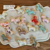 Hazte Rico al Instante2026 Nuevo Estilo Chino Brocado de Seda Caballo Broche Accesorios Año del Caballo Zodiaco Ropa Hecho a Mano Venta al por Mayor