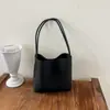 Bolsa de mão transfronteiriça estilo vintage 2026 novo modelo de outono para mulheres, bolsa de ombro minimalista de nicho para o dia a dia com necessaire combinando
