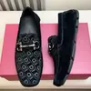 Estação Europeia Outono e Inverno 2025 Couro Genuíno Slip-On Casual Simples Respirável Versátil Sapatos de Couro Sapatos Masculinos Mocassins Confortáveis