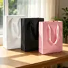 Sacolas de papel com alça de fita de cor sólida feitas de fábrica, sacolas de embalagem universais para atacado para presentes, roupas e produtos de beleza, podem ser impressas com logotipos