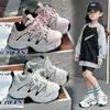 Nuevos Zapatos Infantiles Primavera/Verano 2026 Niños Ligeros Transpirables Deportivos para Correr Estilo Coreano Malla Simple Versátiles Niñas Zapatos de Papá