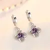 Pendientes de Diamante Flor de la Suerte Trébol de Cuatro Hojas Pendientes Elegantes de Moda Lujo Accesible Gama Alta Exquisitos Pendientes Versátiles Pendientes