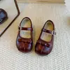 Zapatos bajos de una sola pieza dulces para niños, nuevo estilo primavera y otoño 2026, zapatos de cuero para bebé, versátiles y a la moda con suela blanda, zapatos de princesa