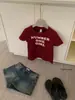 Camiseta Blanca de Manga Corta con Letras para Mujer Verano 2025 Nuevo Diseño Cintura Pellizcada Aspecto Adelgazante Cintura Alta Top Sexy