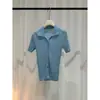 Elegante y profesional, este cárdigan de punto de manga corta con cuello polo para mujer es un nuevo estilo de verano que estiliza y tiene un diseño de hombros rectos.