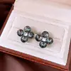 Pendientes de Botón Florales de Trébol de Cuatro Hojas con Incrustaciones de Diamantes y Aguja de Plata Cruzada de Lujo Ligero de Gama Alta Versátiles Accesorios de Pendientes de Diseño de Nicho