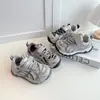 Tênis estilo dad mesh infantil da moda 2026 outono e inverno novos sapatos retrô descolados para caminhada ao ar livre para meninos
