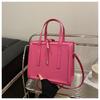 Bolsa de Mão Feminina Design de Nicho Clássico Novo Verão 2025 Material Pu Bolsa de Ombro Moderna Estilosa Simples