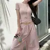 Camiseta cropped estilosa de cor sólida, manga curta, caimento justo, para mulheres, combinada com calças casuais de perna larga com cordão, estilo workwear, um conjunto de duas peças para o verão de 2026
