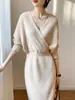 Vestido de Punto Cruzado Ceñido a la Cintura Adelgazante para Mujer, Otoño e Invierno 2026, Combinado con un Abrigo, Vestido Base de Punto Largo con Cuello en V