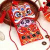 Nuevo 2025 Año del Dragón Tridimensional Creativo Sobre Rojo Infantil Festival de Primavera Nuevo Año Paquete Rojo con Cordón Bolsa de Tela Roja para Dinero de la Suerte