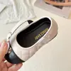 Sapatos de couro para meninas, nova coleção outono 2026, com sola macia, bico fino, sapatos de princesa para crianças, estilo francês, sapatilhas Mary Jane inspiradas em Chanel