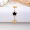 1 Pieza de Pulsera de Trébol de Cuatro Hojas de Lujo Ligero para Mujer, Joyería de Moda Versátil de Alto Nivel Incrustada con Diamantes de Color Dorado, Estilo Europeo y Americano
