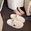 Chinelos de pelúcia de lã de cordeiro com sola grossa de alta qualidade para mulheres, novos chinelos de algodão super populares de inverno, sapatos peludos femininos
