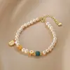 Pulseira Pequena de Pérolas de Água Doce para Mulheres, Joia de Mão Flor Esmaltada da Moda, Pulseira com Miçangas e Pingente de Moeda de Luxo Leve de Nicho