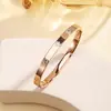 Pulsera de titanio y acero de alta gama transfronteriza con diamantes pulsera de acero inoxidable oro real de 18k galvanizado en horno pulsera abierta para mujer