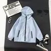 Jaqueta corta-vento com capuz infantil estilo primavera e outono, leve, para atividades ao ar livre, disponível em três cores 2813