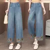 Pantalones vaqueros anchos vintage hechos a medida, otoño 2026, con dobladillo bordado, de cintura alta, caída, que estilizan la figura, casual