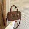 Bolso de gamuza para mujer, nuevo modelo de otoño 2026, bolso de mano vintage de alta gama para el día a día, exquisito bolso de hombro y cruzado
