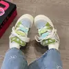 Tenis Súper Populares de Suela Gruesa para Mujer, Nuevos Zapatos Blancos Primavera 2026, Zapatos Chic Versátiles con Diseño Color-Blocking, Tenis Chunky