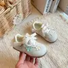 Zapatos casuales de encaje floral de diseñador para niñas, nuevo estilo primavera y otoño 2026, zapatillas casuales frescas para niños, zapatos individuales de moda