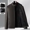 Jaqueta de couro masculina novo estilo com gola alta, adequada para primavera e outono, uma peça clássica de couro para homens de meia-idade, perfeita para ocasiões de negócios