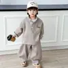 Traje de Tres Botones para Niños de Primavera y Otoño, Conjunto Deportivo Elegante de Dos Piezas con Sudadera Estilo Coreano para Niños, Ropa Infantil de Comercio Exterior para Niños Pequeños y Medianos