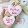 Dulce Felpa Muñeca Barbie Amor Accesorios Broche DIY Accesorios para el Cabello Ropa Bolsa Zapatos y Calcetines Regalos de Acompañamiento Decoración