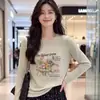 Camiseta de manga larga para mujer, corte regular, longitud corta, con estampado de letras retro americanas y cerezas, capa base para otoño 2026