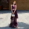 Un Conjunto de Dos Piezas Muy Elegante y Hermoso con un Top Halter y una Falda Larga Fluida, Perfecto para unas Vacaciones en la Costa
