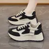 Nuevos zapatos de mujer para verano y otoño, zapatos transpirables de malla hueca, zapatillas versátiles de estilo coreano con suela gruesa, zapatillas casuales tipo "dad shoes"