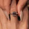Impresionante anillo de diamantes vintage, diseño de nicho retro exquisito de lujo ligero con un toque de alta gama y artesanía intrincada