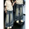 Conjunto de Roupa Estilosa Cool para Meninos Adolescentes com Camiseta Americana Deconstruída de Manga Curta com Franzidos e Calça Jeans Wide-Leg com Detalhe no Quadril