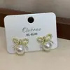 Brincos Coreanos de Luxo Leve com Laço Micro-Incrustado e Pérola, Elegantes e Requintados, Versáteis para o Dia a Dia, Brincos de Alto Padrão com um Toque de Sofisticação