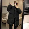 Casaco de algodão acolchoado com capuz de comprimento médio estilo coreano para mulheres, corte solto com bolsos grandes, espesso e quente, jaqueta de algodão casual de inverno