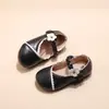 Sapatos Pequenos de Couro para Meninas 2025 Primavera e Outono Novos Sapatos de Princesa com Renda e Flor Sola Macia Mary Jane Sapatos de Bebê Sapatos Gorro