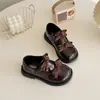 Sapatos infantis de couro estilo coreano 2026 sapatos de menina sem cadarço com laço, sapatos de princesa, mocassins de verniz, sapatos infantis de sola macia