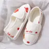 Zapatos de dibujos animados posparto para verano y otoño, estilo fino para agosto y septiembre, pantuflas antideslizantes para interiores con talón cubierto y suela suave para mujeres embarazadas, al por mayor