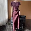 Vestido de Satén Dorado Plisado de Manga Corta Estilo Nuevo 2026, Color Sólido Cuello Redondo, Satén de Lujo Ligero, Elegante Vestido Largo por Encima de la Rodilla