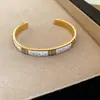 Pulseira Aberta com Pedras Coloridas Estilo Étnico, Pulseira da Moda Personalizada com Design Único, Acessório de Mão de Nicho