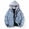 Ropa de algodón elegante y moderna para hombres y mujeres, incluyendo abrigos de invierno gruesos, chaquetas con capucha, atuendos versátiles para parejas y moda masculina.