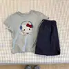 Camiseta Cinza de Manga Curta para Meninas para o Verão, Emagrecedora e Estilosa, com um Design Único e Lindo de Gato, Saia Curta Evasê com Forro