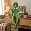 Adornos Decorativos para Estanterías, Aparador de Vino para Sala de Estar, Estante de Almacenamiento para Oficina, Adornos Divertidos de Muebles de Alienígena Bebiendo Cerveza