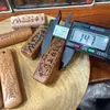 Talla de madera de durazno natural, diseño de "riqueza instantánea", disponible en varios estilos, forma rectangular con dos agujeros, adecuado para collares y llaveros DIY