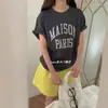 Camiseta Gris de Manga Corta con Cuello Redondo y Dibujo de Letras Estilo Coreano para Mujer, Verano 2026, Corte Holgado, Cubre las Caderas, Disimula la Forma del Cuerpo, Top Holgado