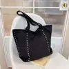 Bolso tote minimalista transfronterizo nuevo, bolso de hombro de gran capacidad, bolso de mano popular con remaches, bolso vintage para debajo del brazo