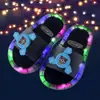 Pantuflas luminosas para niños niños y niñas uso interior y exterior lindos dibujos animados niños medianos y grandes bebé sandalias de casa verano