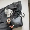 Bolso Estilo Coreano para Mujer 2025 Invierno Nuevo Bolso Casual Simple Retro Bolso Cubo Bolso de Hombro Único Cruzado