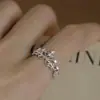 Anillo de corona de diamantes de nuevo estilo para mujer, con un diseño único, patrón de encaje de diamantes hueco, anillo personalizado para el dedo índice